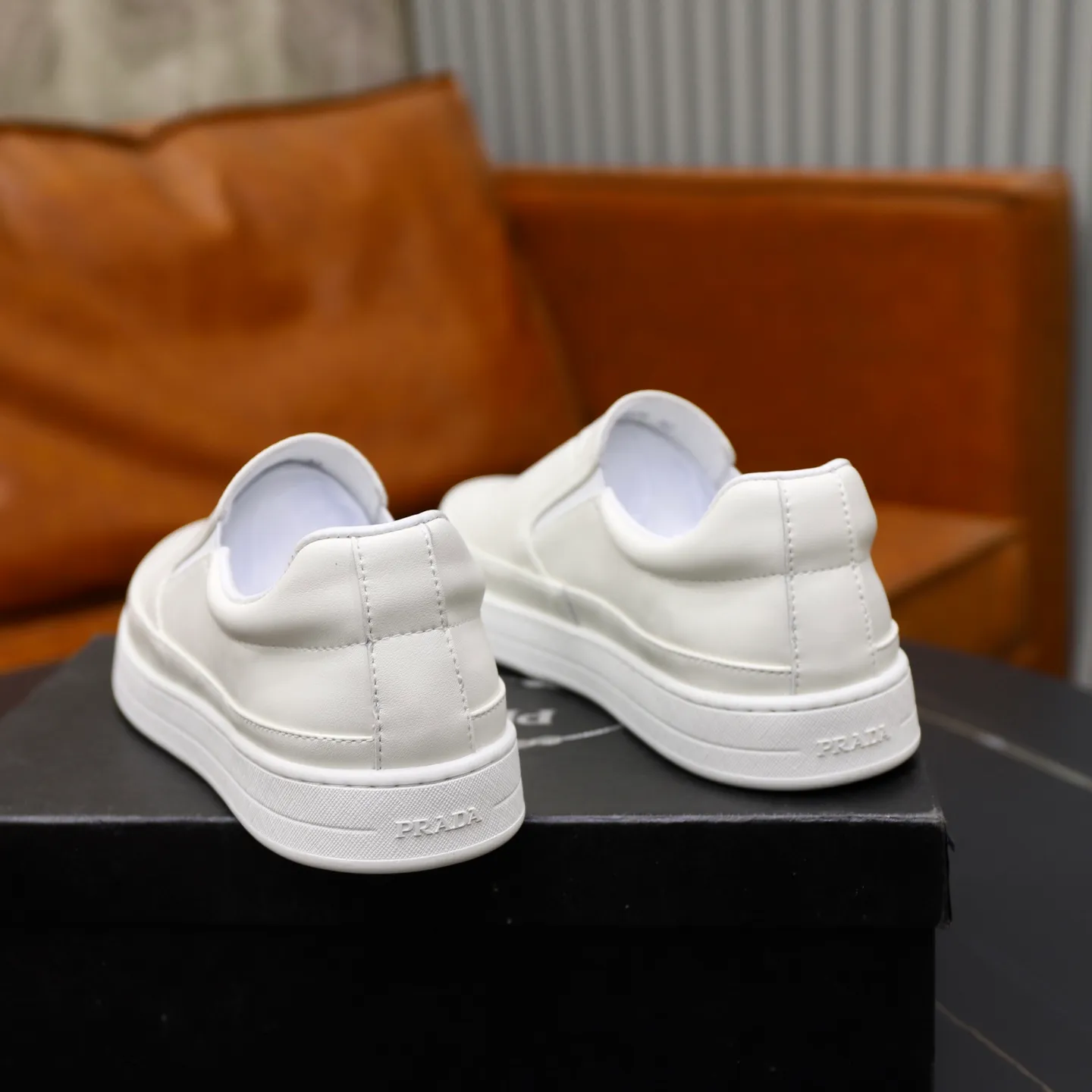 Ex-factory price: 420💰🙅‍♂️🙅‍♂️🙅‍♂️ Brand: PRADA Standard code: 38-44 (45 customized) Grade: Same as the official website Material: Original leather splicing, comfortable and breathable lining, original wear-resistant outsole Style category: Men's fashionable casual shoes, running shoes, noble luxury brand elements, top luxury Color: actual picture color